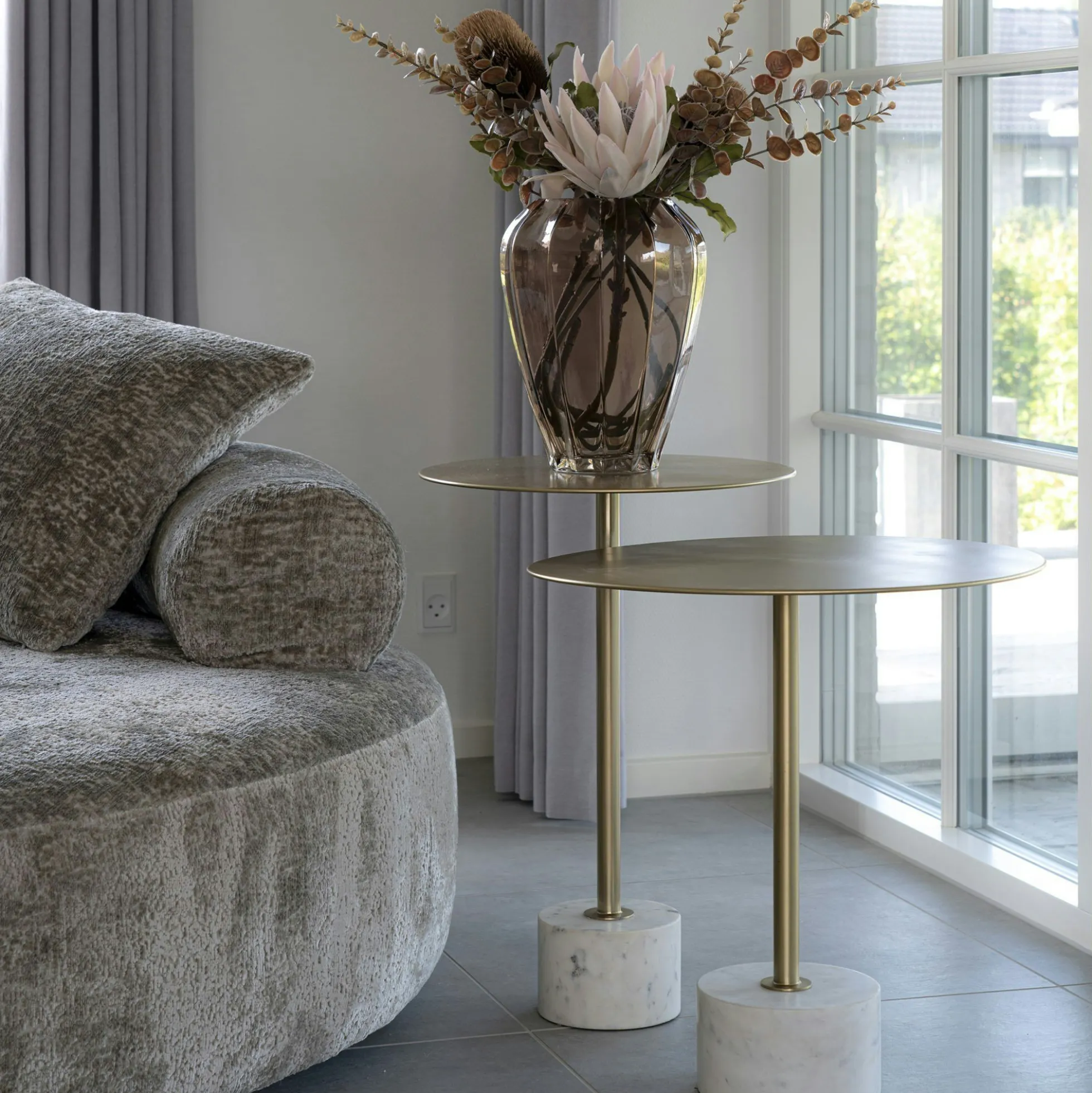 Bout de canapé design en marbre avec plateau doré Ø51 cm TALLINN