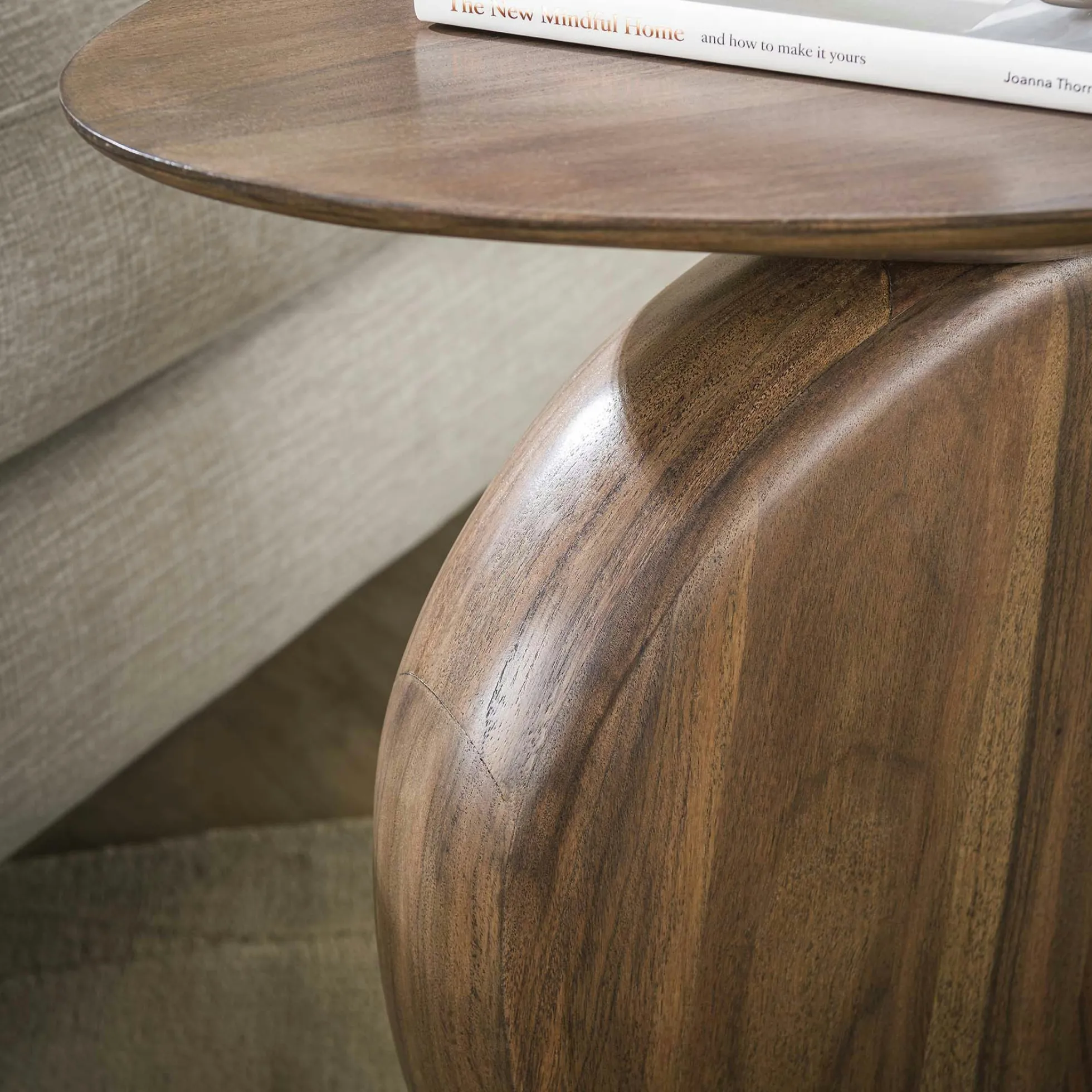 Bout de canapé en bois brun – design organique MYSORE