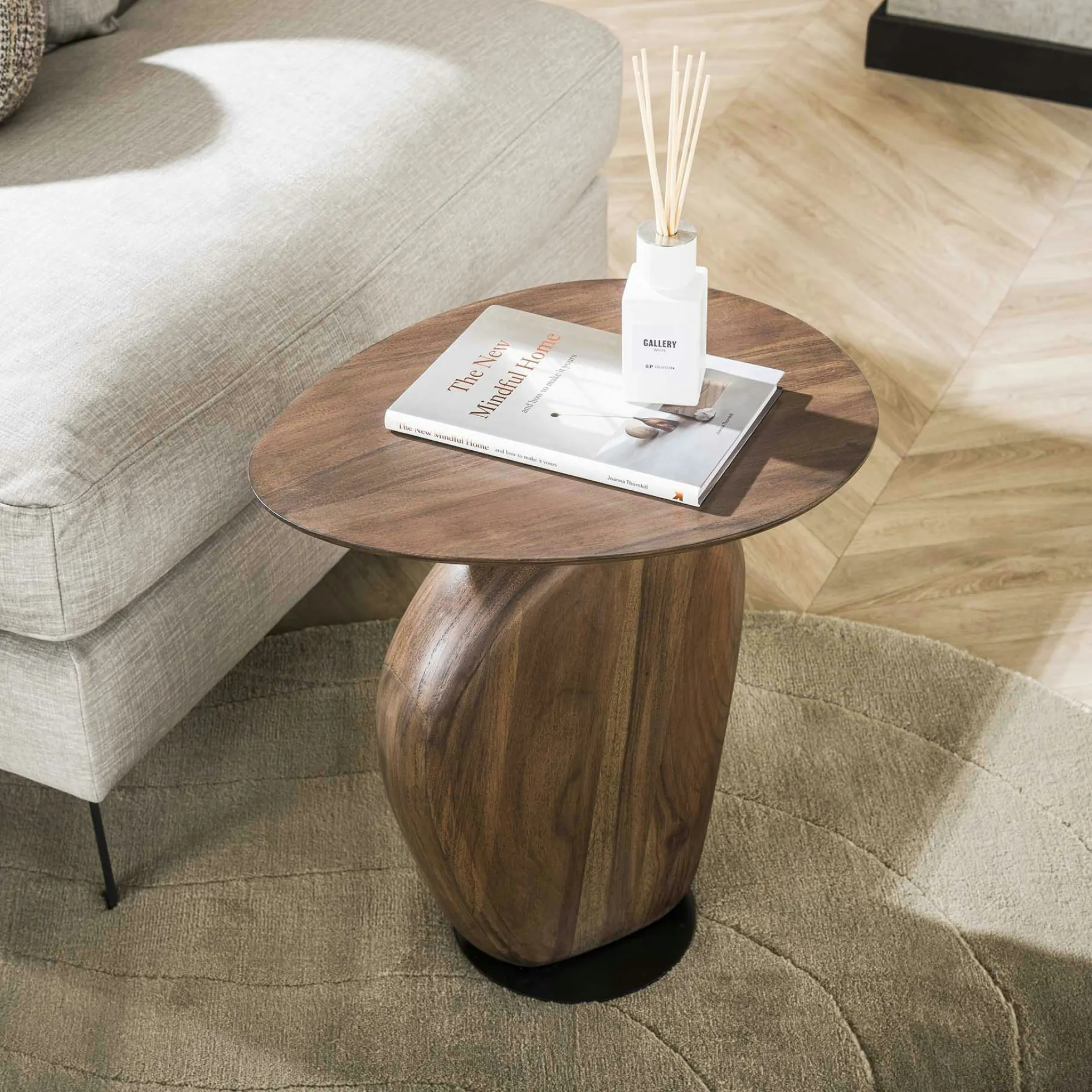 Bout de canapé en bois brun – design organique MYSORE