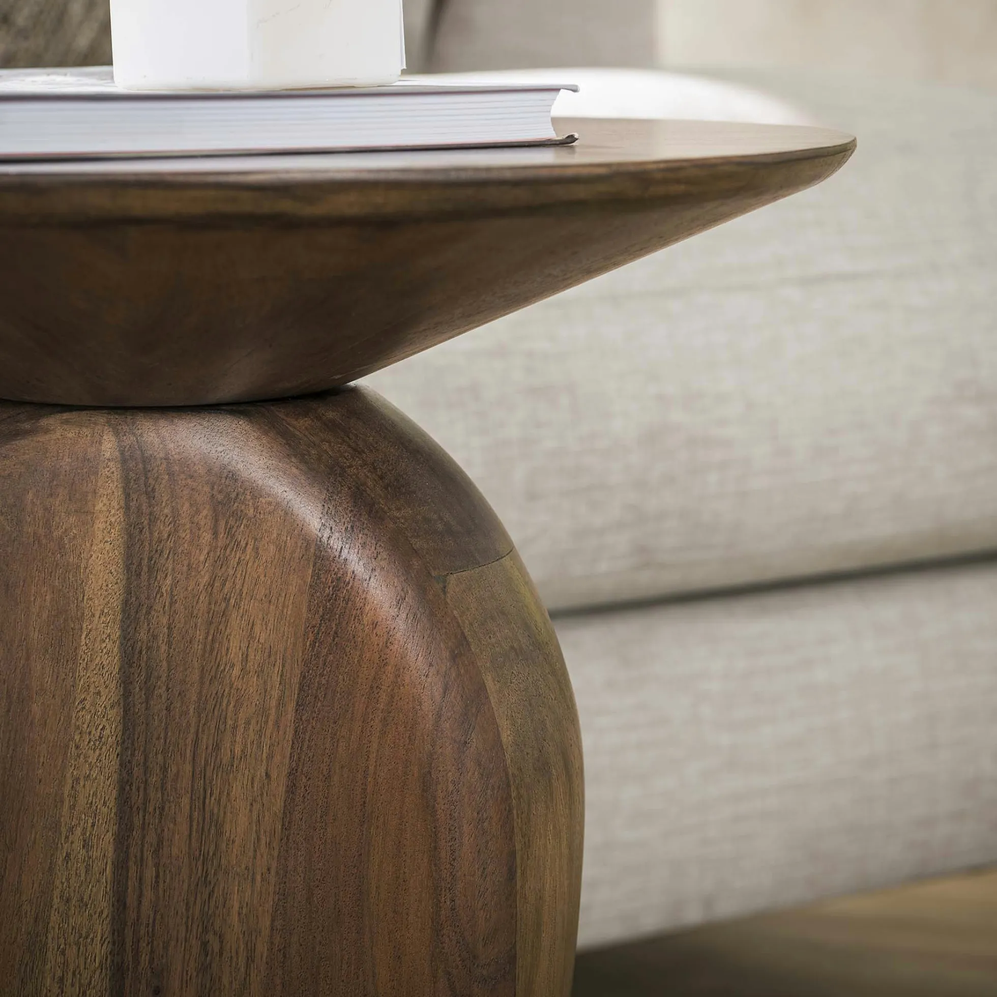 Bout de canapé en bois brun – design organique MYSORE