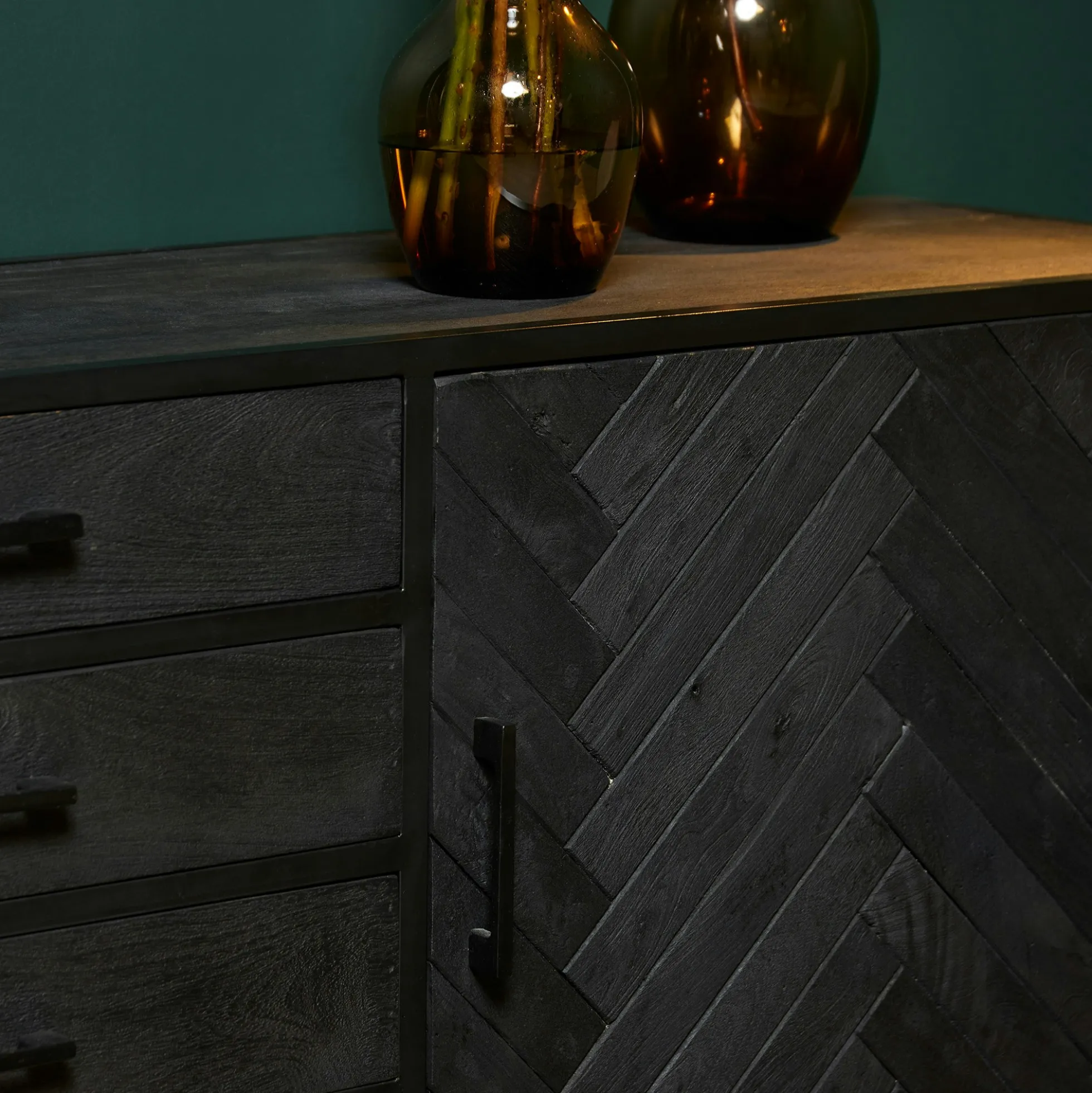 Buffet noir en bois 2 portes motif chevron 210 cm ALVERA