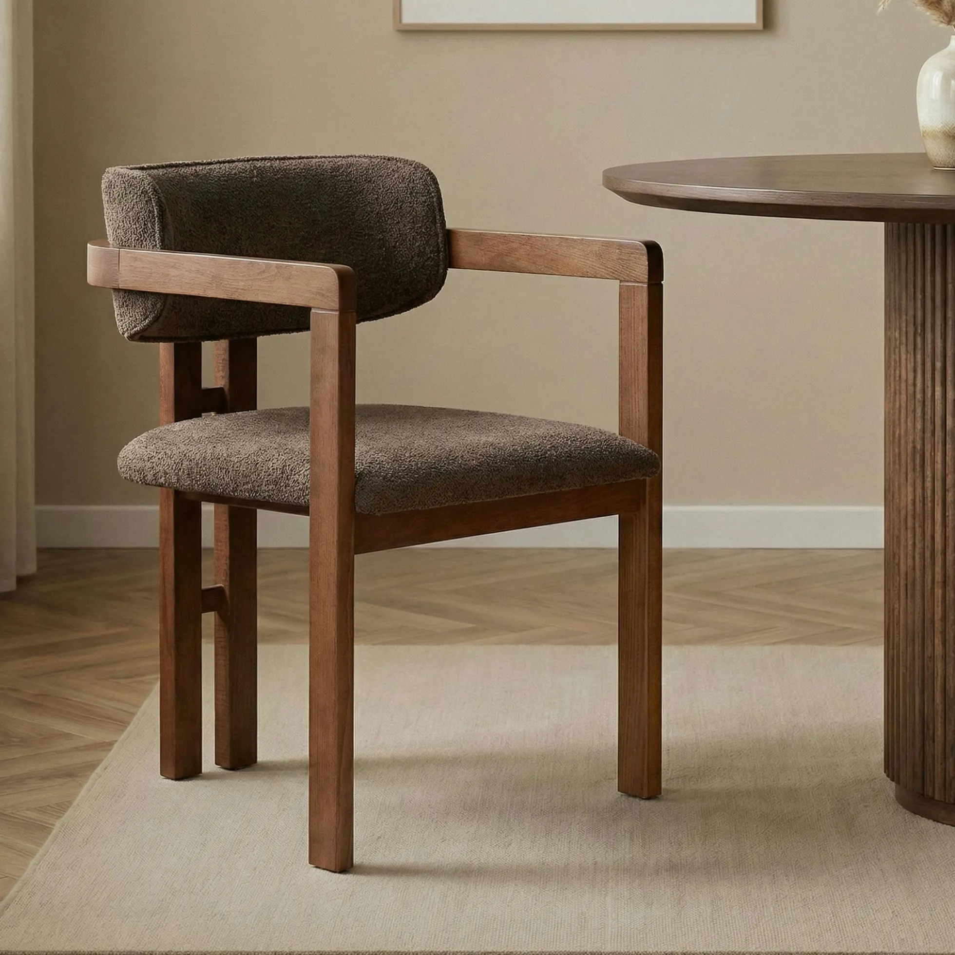 Chaise avec accoudoirs en bois et tissu marron MARFA