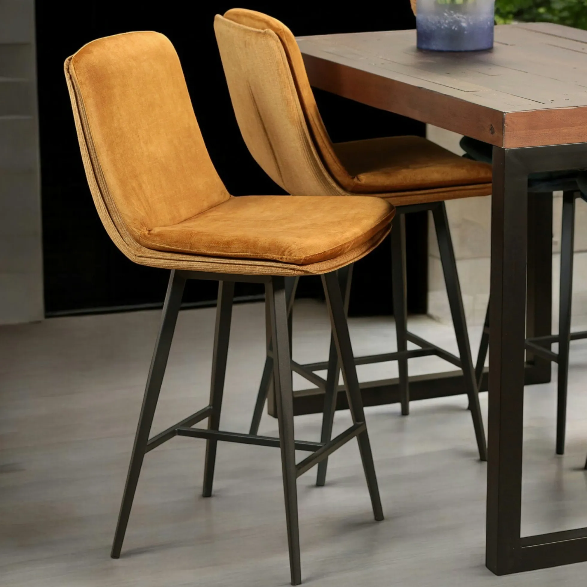 Chaise de bar en velours doré à double coussinage (lot de 2) OKA
