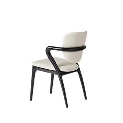 Chaise en cuir gris clair, accoudoirs bois noir ALDER
