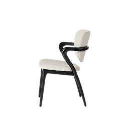 Chaise en cuir gris clair, accoudoirs bois noir ALDER