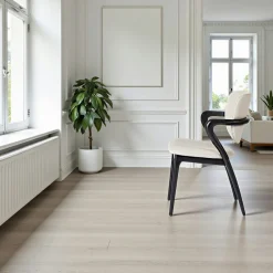 Chaise en cuir gris clair, accoudoirs bois noir ALDER