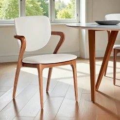 Chaise en cuir gris clair, accoudoirs bois brun ALDER