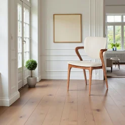 Chaise en cuir gris clair, accoudoirs bois brun ALDER
