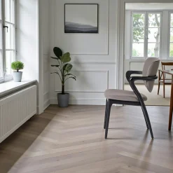 Chaise en cuir gris foncé, accoudoirs bois noir ALDER