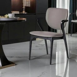 Chaise en cuir gris foncé, accoudoirs bois noir ALDER