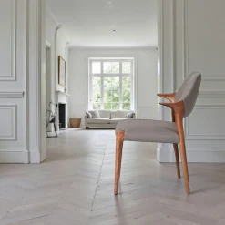 Chaise en cuir gris foncé design, accoudoirs bois brun ALDER