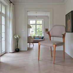 Chaise en cuir gris foncé design, accoudoirs bois brun ALDER