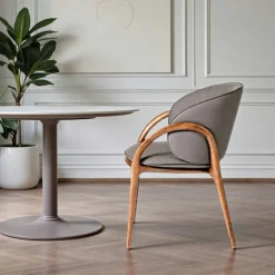 Chaise en cuir gris foncé dos rond accoudoirs bois brun ALDER