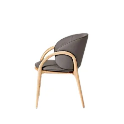 Chaise en cuir gris foncé dos rond accoudoirs bois clair ALDER