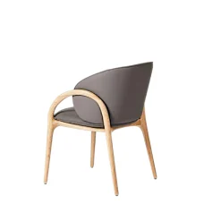 Chaise en cuir gris foncé dos rond accoudoirs bois clair ALDER