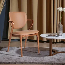 Chaise en cuir marron, accoudoirs bois brun ALDER