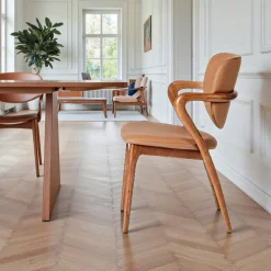 Chaise en cuir marron, accoudoirs bois brun ALDER