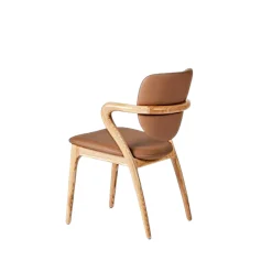 Chaise en cuir marron, accoudoirs bois clair ALDER