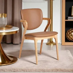 Chaise en cuir marron, accoudoirs bois clair ALDER