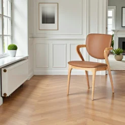 Chaise en cuir marron, accoudoirs bois clair ALDER