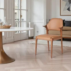 Chaise en cuir marron design, accoudoirs bois brun ALDER