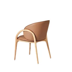 Chaise en cuir marron dos rond accoudoirs bois clair ALDER