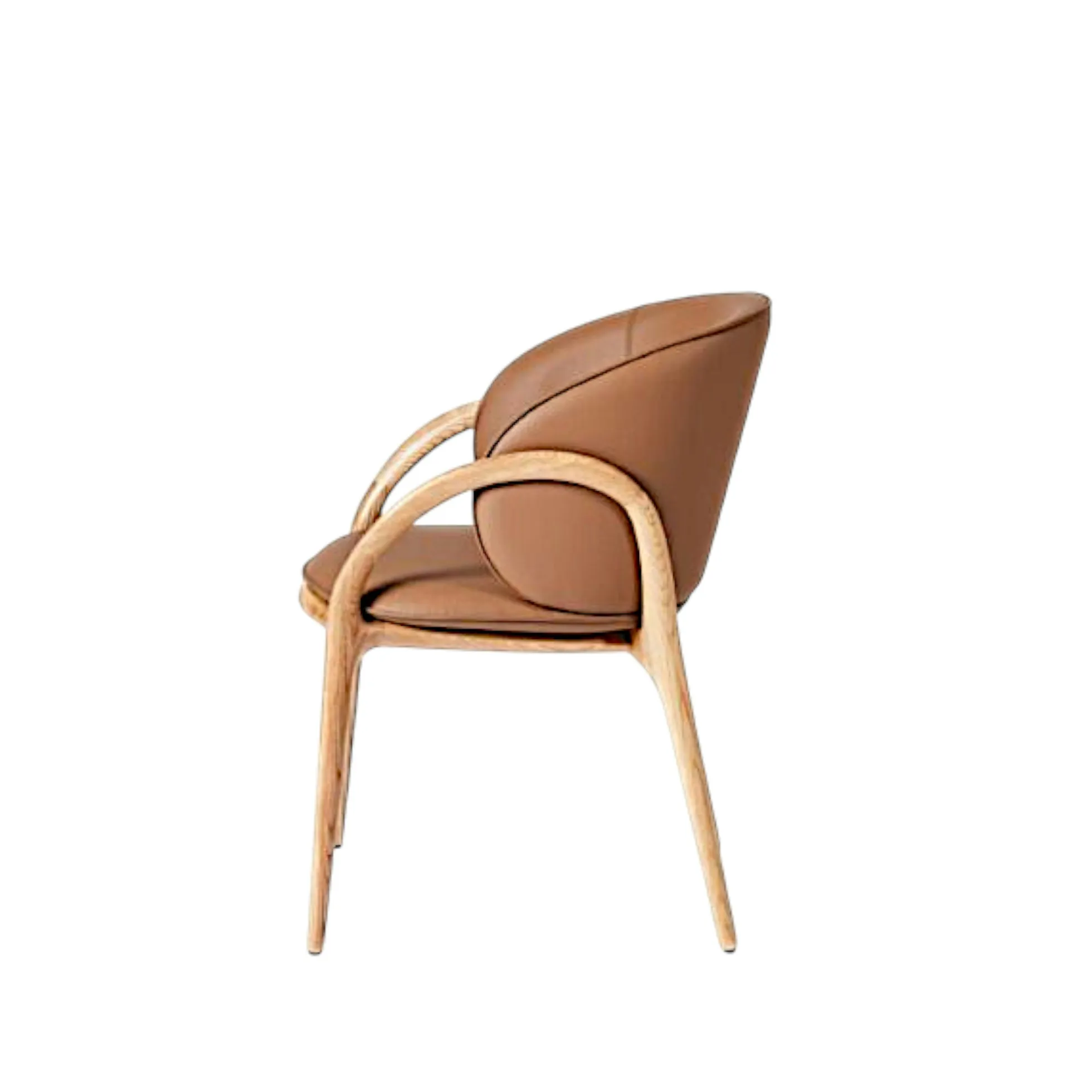 Chaise en cuir marron dos rond accoudoirs bois clair ALDER