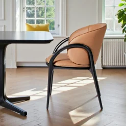 Chaise en cuir marron dos rond accoudoirs bois noir ALDER