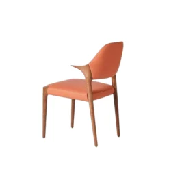 Chaise en cuir rouille design, accoudoirs bois brun ALDER