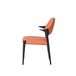 Chaise en cuir rouille design, accoudoirs bois noir ALDER