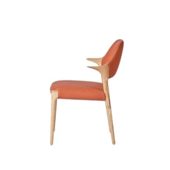 Chaise en cuir rouille design, accoudoirs bois clair ALDER