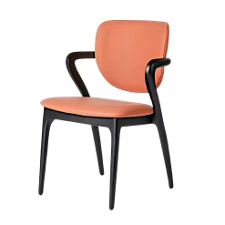 Chaise en cuir terracotta, accoudoirs bois noir ALDER