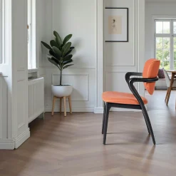 Chaise en cuir terracotta, accoudoirs bois noir ALDER