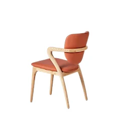 Chaise en cuir terracotta, accoudoirs bois clair ALDER