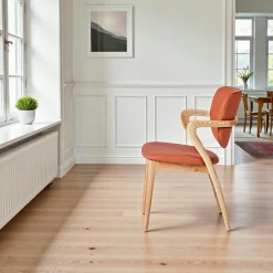 Chaise en cuir terracotta, accoudoirs bois clair ALDER