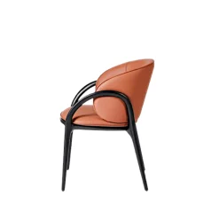 Chaise en cuir terracotta dos rond accoudoirs bois noir ALDER