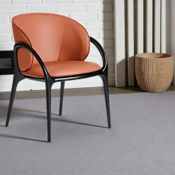 Chaise en cuir terracotta dos rond accoudoirs bois noir ALDER