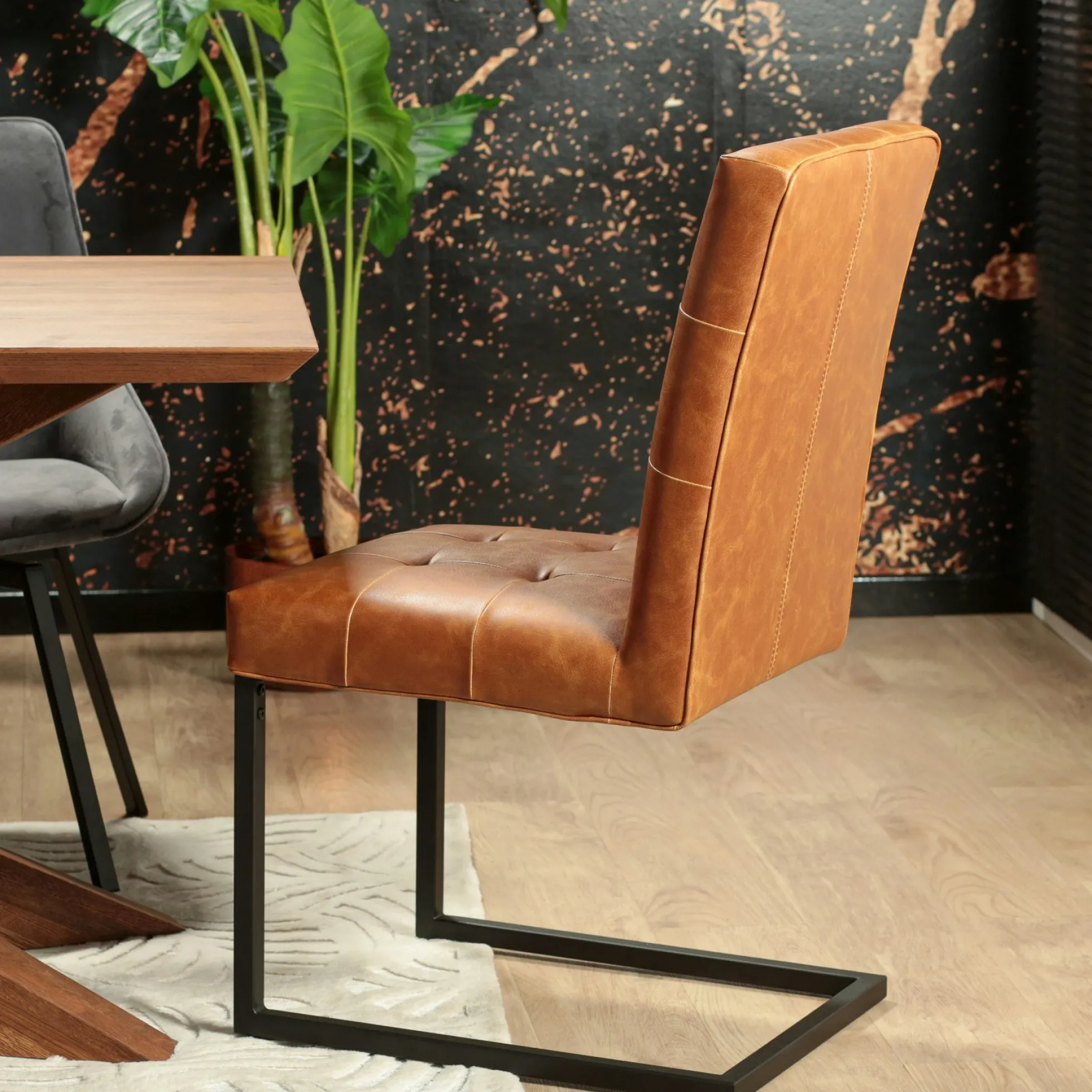 Chaise moderne camel (lot de 2) OKA