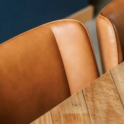 Chaise salle à manger camel, décor bouton métal (lot de 2) OKA
