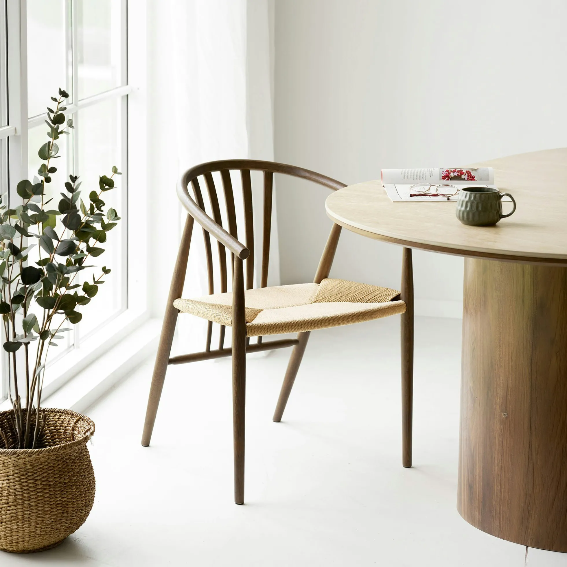 Chaise vintage en bois brun, assise rotin BERLIN