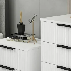 Commode blanche moderne 4 tiroirs, façade rainurée BYRON