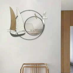 Décoration murale en métal avec voiliers en métal blanc et bois