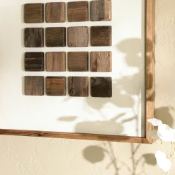 Décoration murale petits carrés bois sur fond blanc DENVER