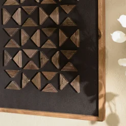 Décoration murale triangles bois sur fond noir DENVER