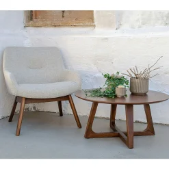 Fauteuil beige sable avec structure en bois de noyer BERLIN