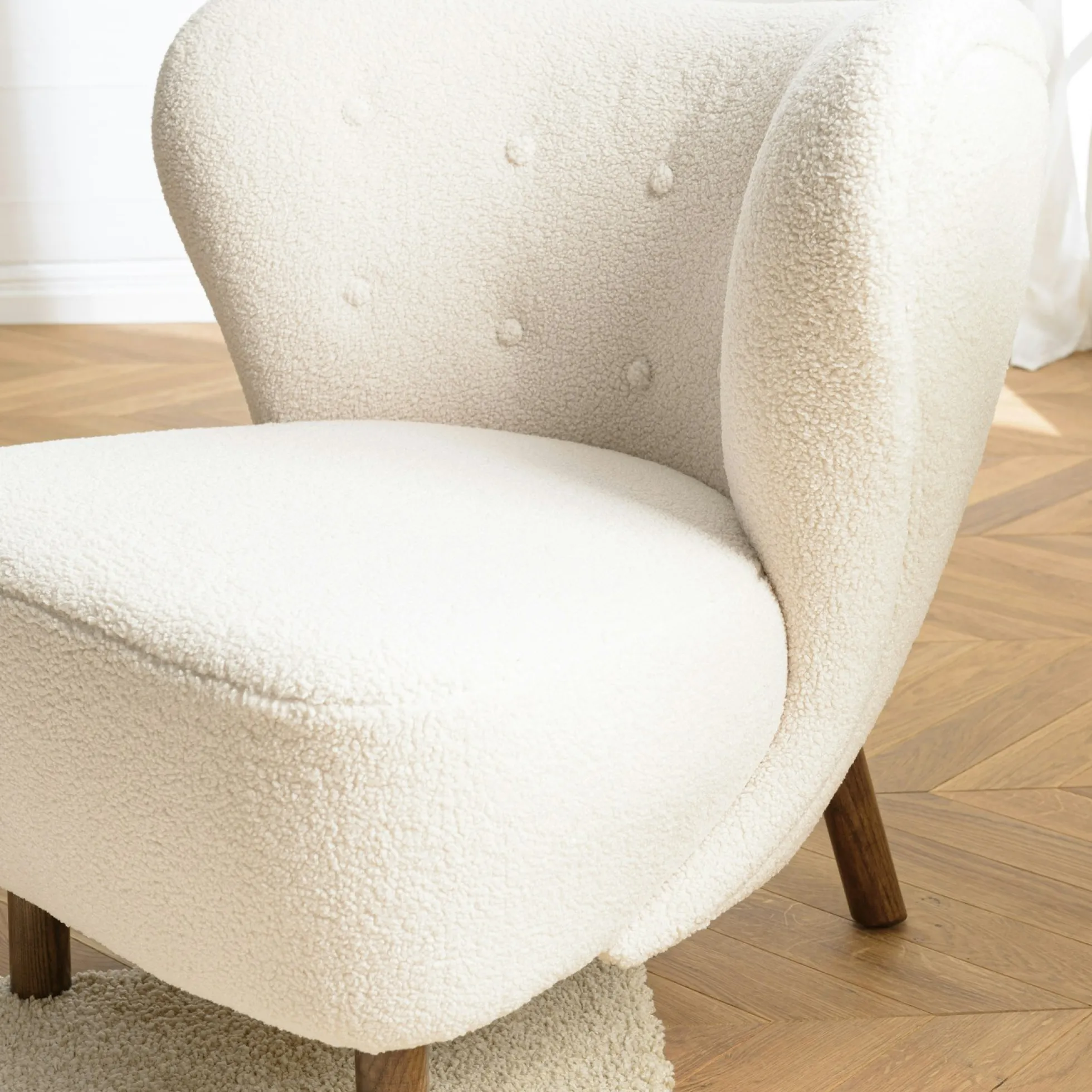 Fauteuil capitonné tissu bouclette blanc TIM