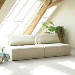 Fauteuil chauffeuse tissu capitonné beige avec coussin