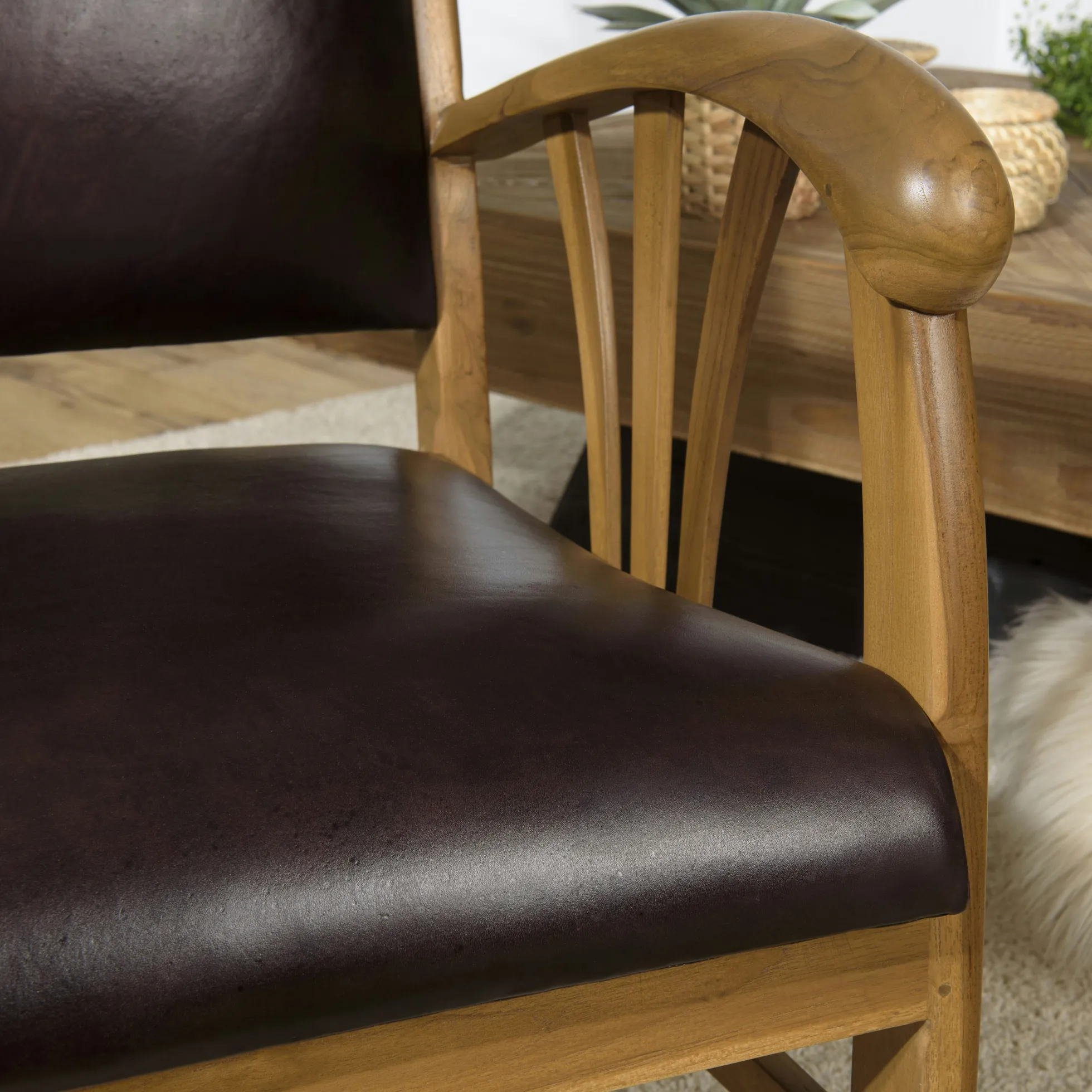 Fauteuil colonial teck assise cuir brun DIKA