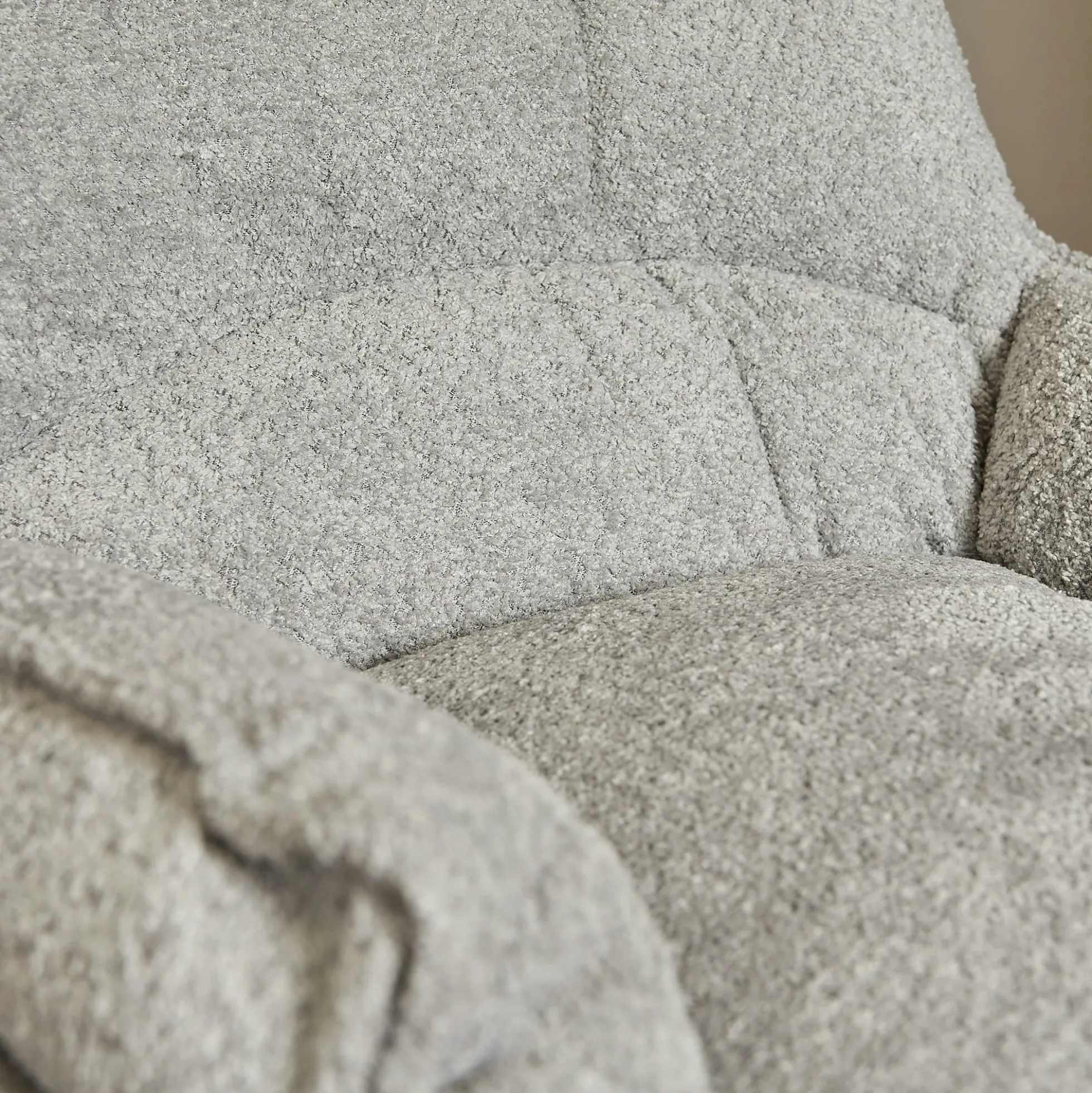 Fauteuil pivotant gris clair en tissu bouclette BELORA