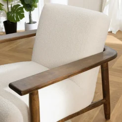 Fauteuil tissu bouclette écru accoudoirs bois TIM